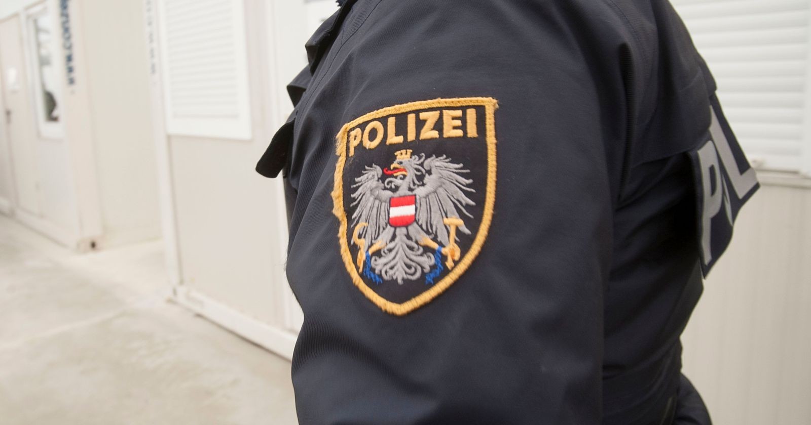 Leiche in Münchendorf entdeckt – Polizei ermittelt nach Fund in Hauswand