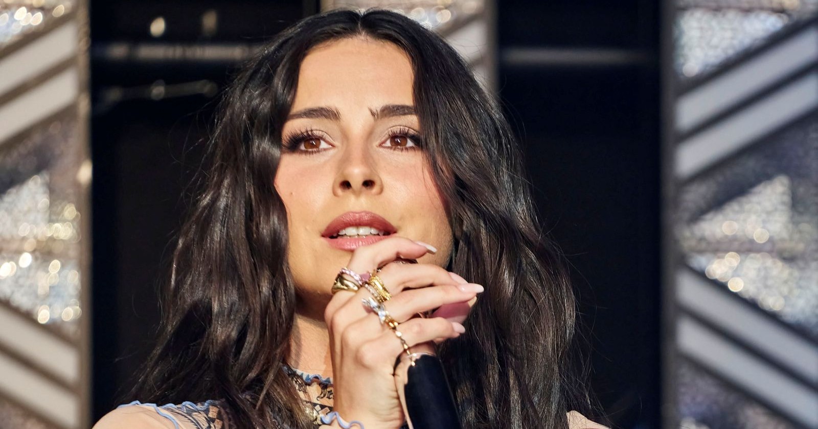 Lena Meyer-Landrut bei einem Bühnenauftritt. Die Sängerin ist Medienberichten zufolge zum zweiten Mal Mutter geworden und freut sich gemeinsam mit Ehemann Mark Forster über ihr zweites Kind.