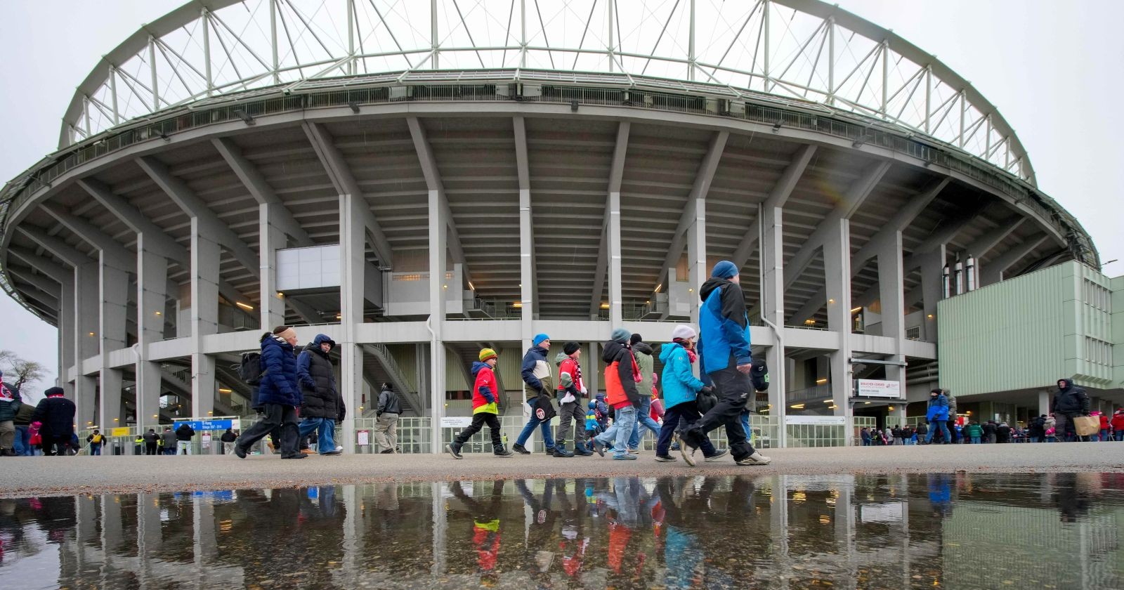 Aufnahme des Wiener Ernst-Happel-Stadions an dem am Dienstag das Linkin-Park-Konzert stattfinden wird bei Regen