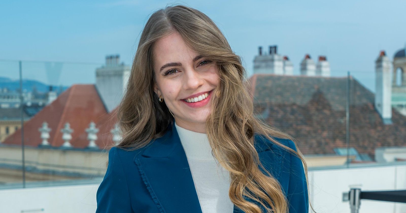 Lisa-Marie Schiffner schwanger: Die österreichische Influencerin lächelt bei einem Fototermin in die Kamera. Die 25-Jährige erwartet gemeinsam mit Partner Nico Rauchenwald ihr erstes Kind.