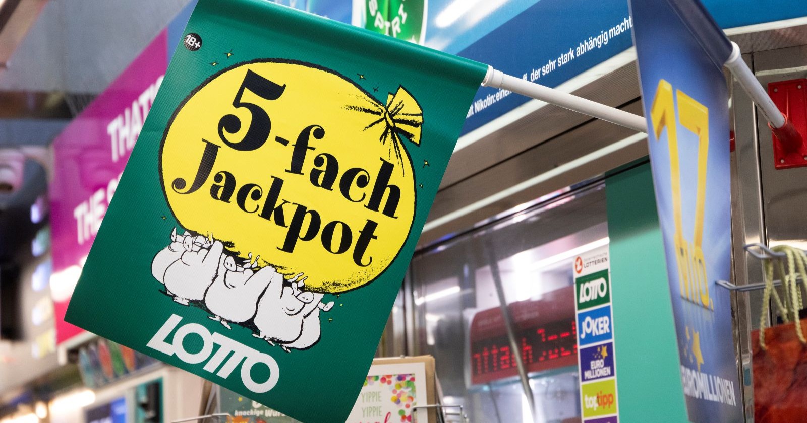 Schild mit „5-fach Jackpot“ in einer Lotto-Annahmestelle bei der Lotto Ziehung in Österreich