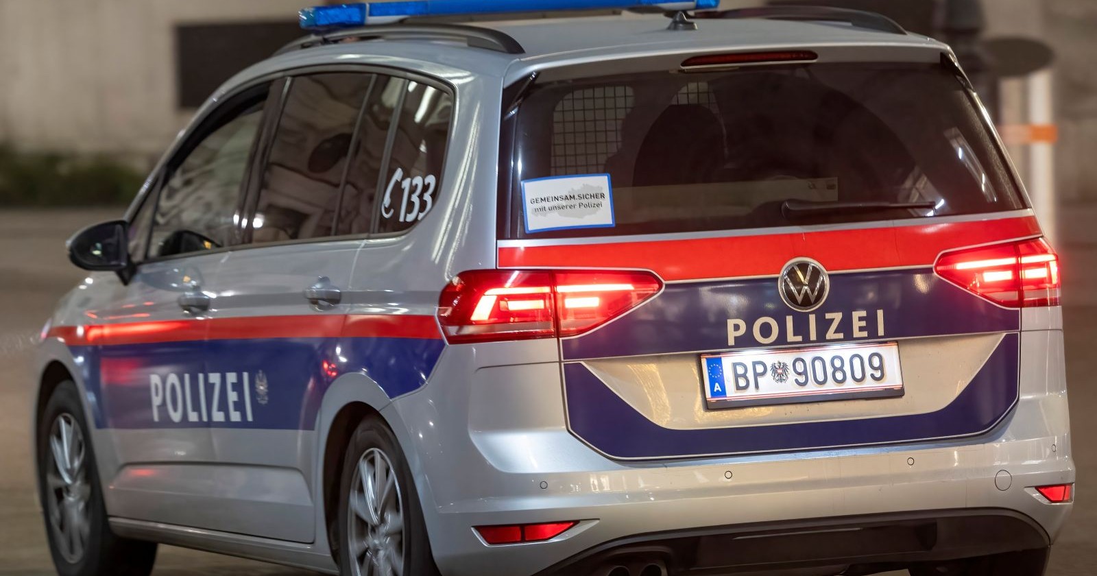 Themenbild, Polizeiauto im Einsatz in Murau nach Messerattacke auf Frau durch 68-jährigen Mann in der Steiermark