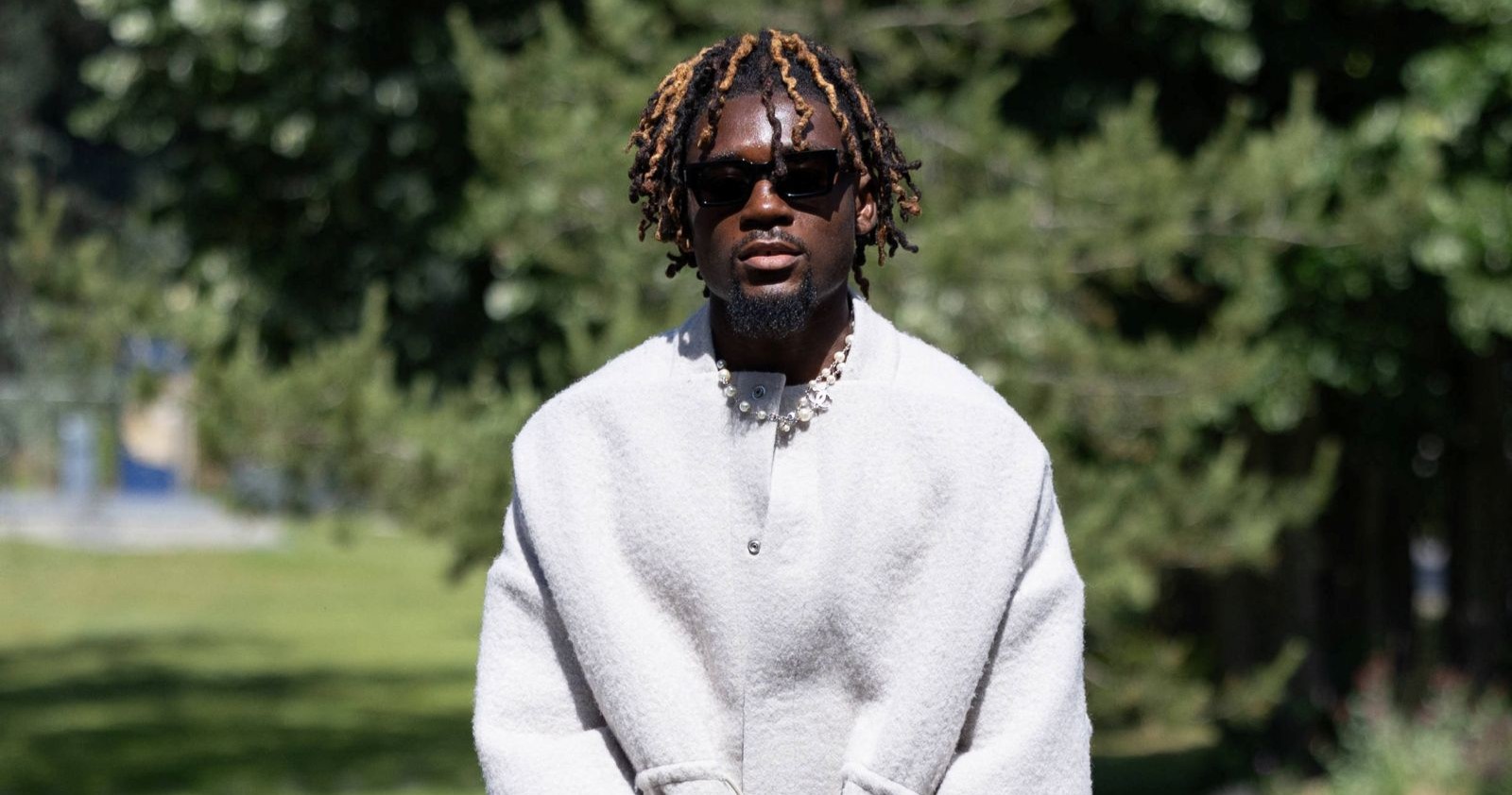 Manu Koné in einem coolen Outfit.