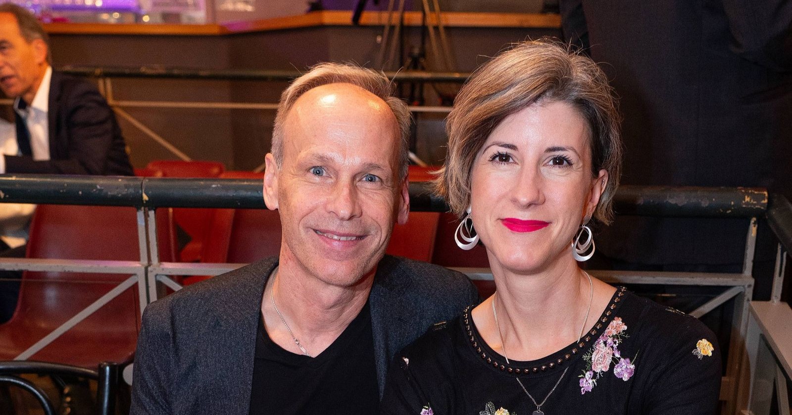 Marcus Wadsak und Therese Frank bei einem öffentlichen Auftritt. Die Ehefrau des ORF-Wettermoderators sitzt neben ihm und lächelt in die Kamera.