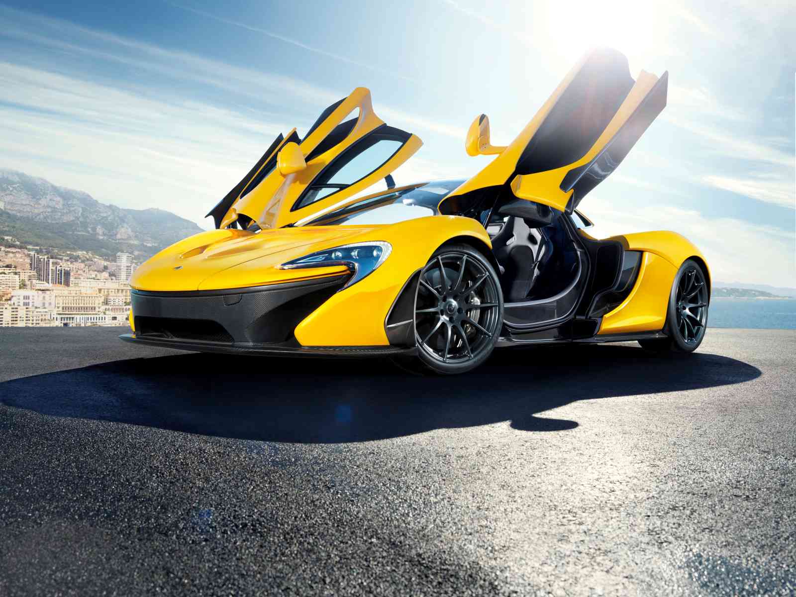 Gelber McLaren P1 mit geöffneten Flügeltüren.