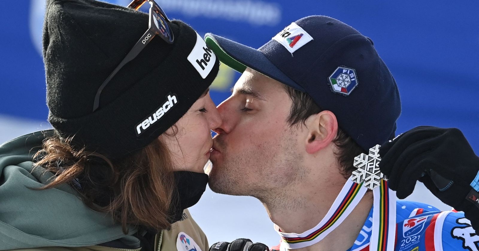 Michelle Gisin küsst ihren Partner Luca De Aliprandini nach einem Ski-Rennen. Das Paar hat 2026 geheiratet, nachdem es zu Beginn der Beziehung eine kurze Trennung überstanden hatte.