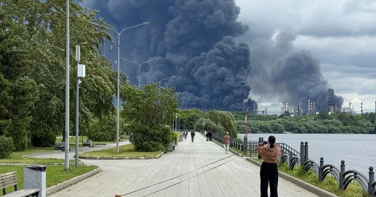 Drohnenangriff auf Moskau: Dichter schwarzer Rauch über brennender Ölraffinerie nach Explosionen nahe der russischen Hauptstadt.