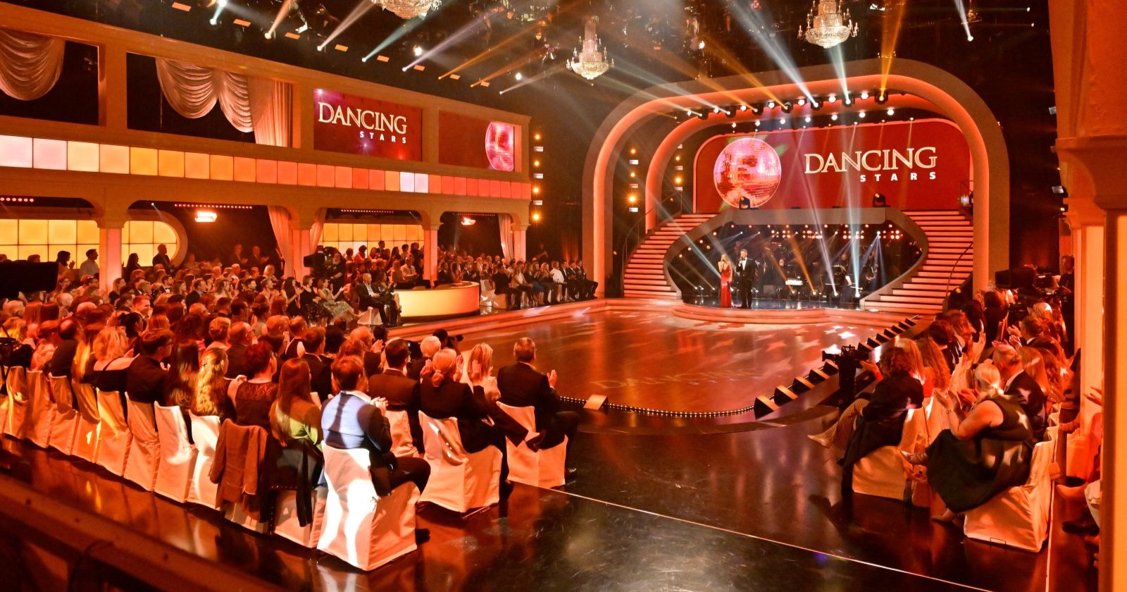 Bühne der ORF-Tanzshow „Dancing Stars“ mit Publikum und beleuchteter Tanzfläche. Ex-Teilnehmerin Nicole Wesner sorgte jetzt mit ihrer heimlichen Hochzeit mit Leonardo Cappadonna für Schlagzeilen.