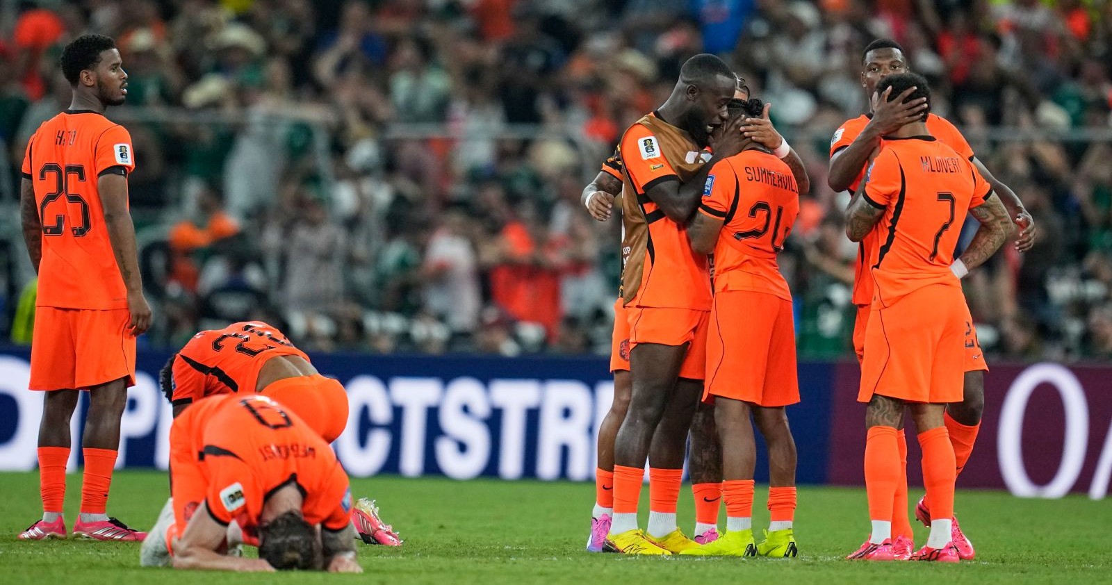 Enttäuschte Spieler der Niederlande nach Elfmeterschießen gegen Marokko bei der Fußball-WM 2026