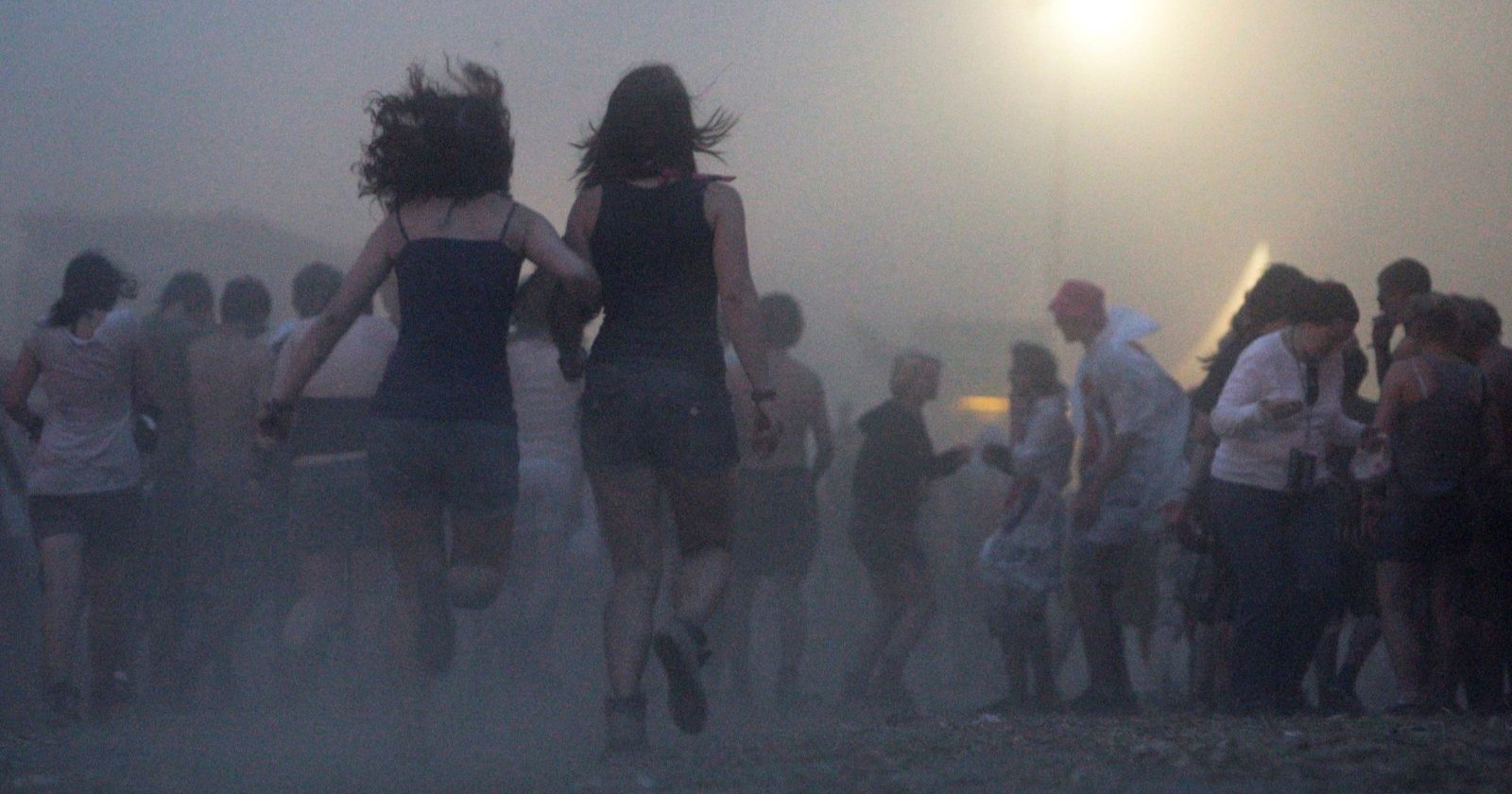 Unwetter beim Nova Rock in Nickelsdorf mit Regen, Sturm und dichtem Nebel, Besucher bewegen sich über matschiges Festivalgelände
