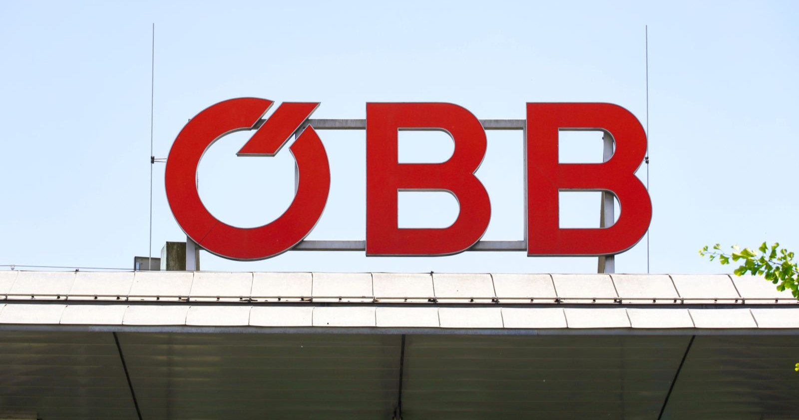 ÖBB-Hitzewarnung: Logo der Österreichischen Bundesbahnen (ÖBB) an einem Bahnhofsgebäude während der Hitzewelle in Österreich, die zu möglichen Verspätungen im Bahnverkehr führen kann.