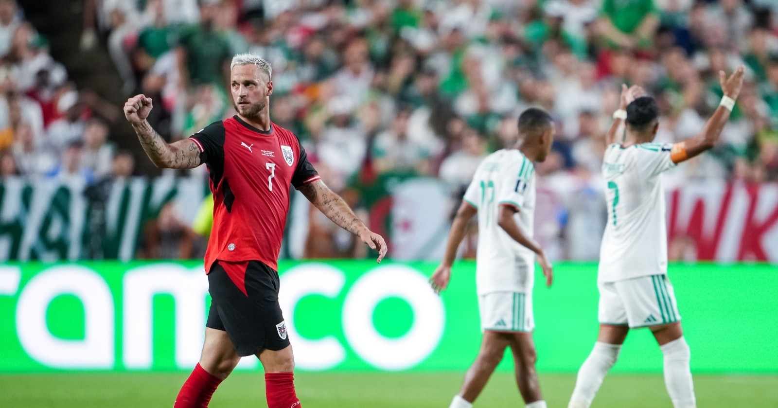 WM 2026: Marko Arnautovic geriet nach dem Schlusspfiff mit Algeriens Teamchef aneinander.