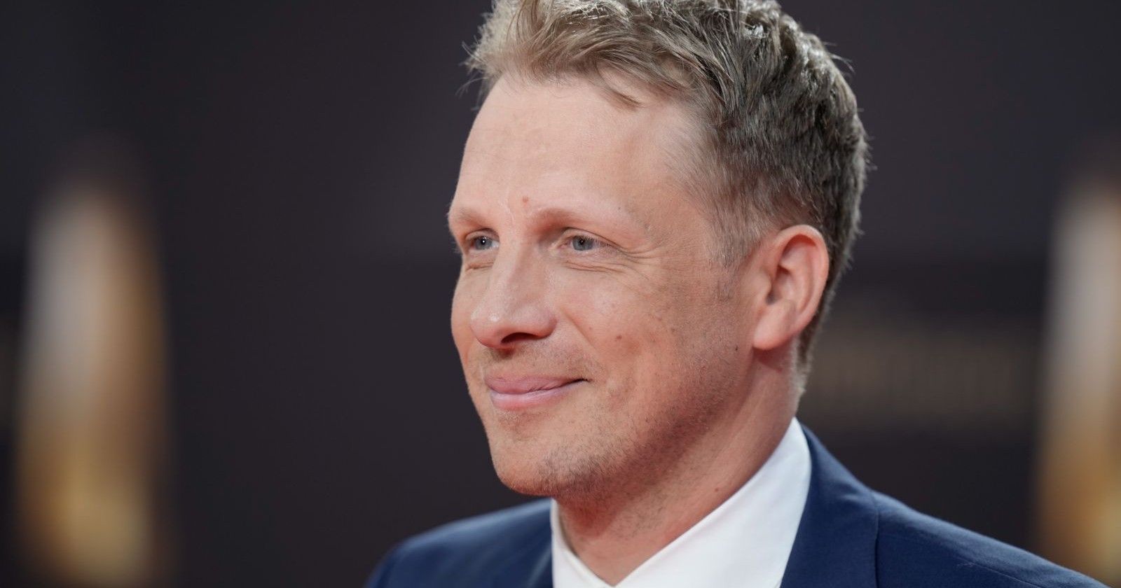 Oliver Pocher bei einem öffentlichen Auftritt auf dem roten Teppich. Der Comedian sprach über den Unfall seines Sohnes und zeigte sich stolz auf dessen Tapferkeit.
