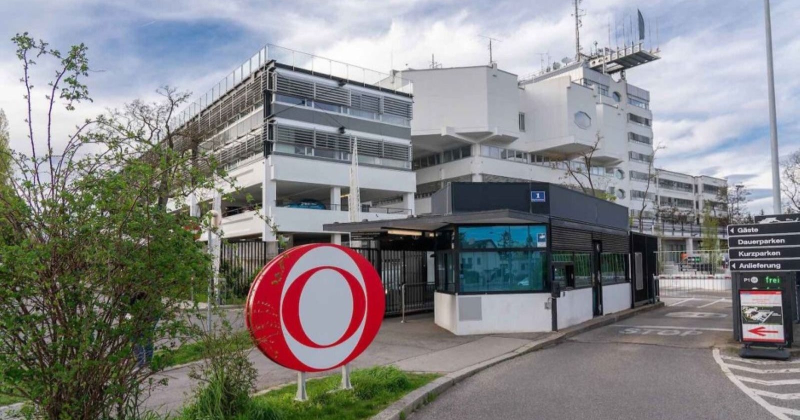 Andi Knoll arbeitet als ORF-Moderator im ORF-Zentrum in Wien. Das Bild zeigt das Gelände des ORF mit dem markanten roten ORF-Logo vor dem Gebäude.