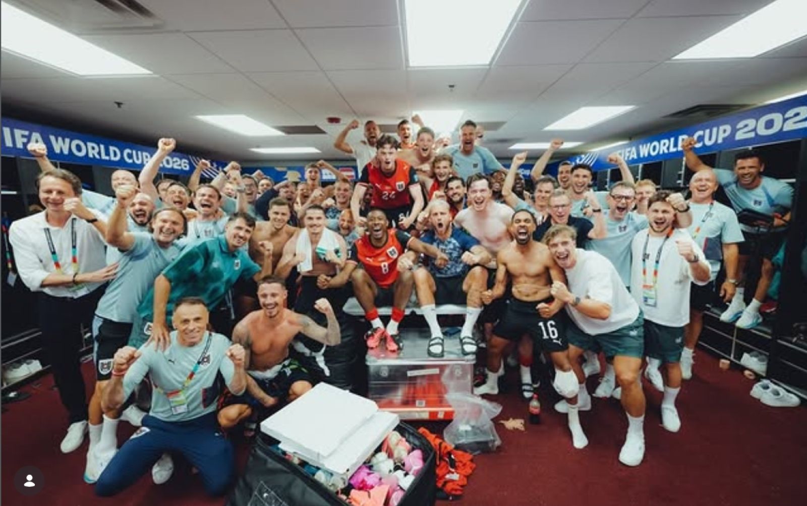 Kabinenparty Österreich Nationalteam nach 3:3 gegen Algerien bei der WM 2026 Spieler jubeln ausgelassen im Teamraum