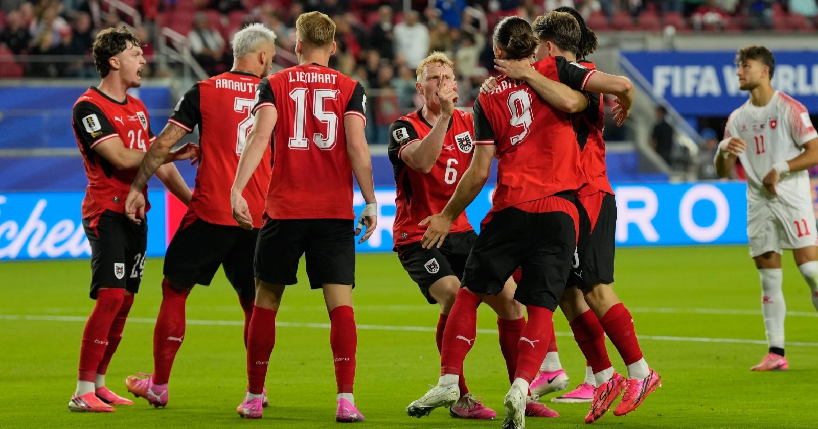 Österreichische Nationalspieler jubeln gemeinsam nach Tor beim WM-Spiel gegen Jordanien in Santa Clara