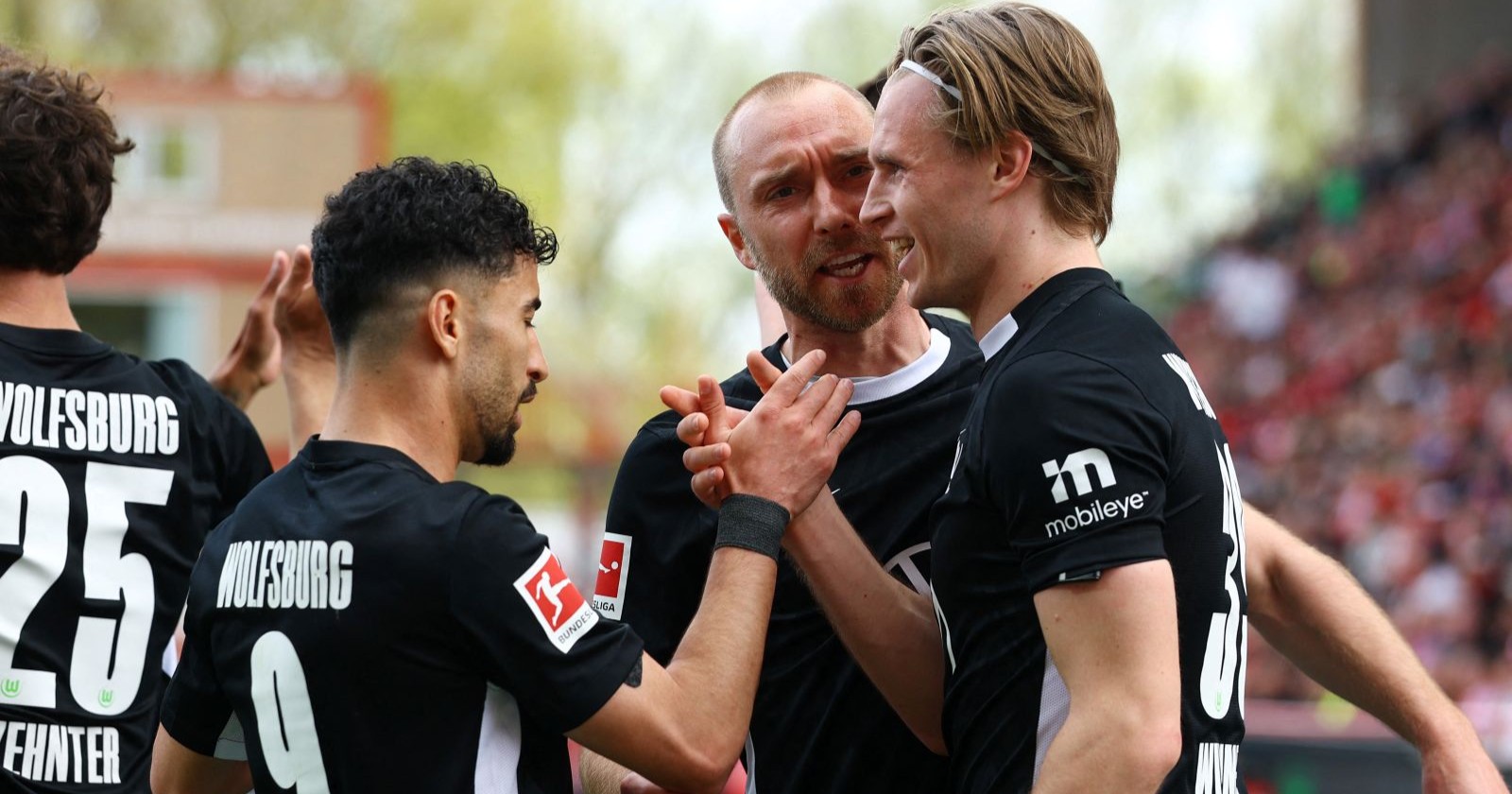 Patrick Wimmer steht gemeinsam mit Christian Eriksen auf dem Spielfeld