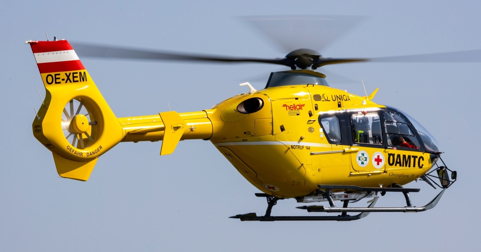Rettungshubschrauber der österreichischen Organisation OEAMTC, als Symbol für den toten Pensionisten in Fusch.