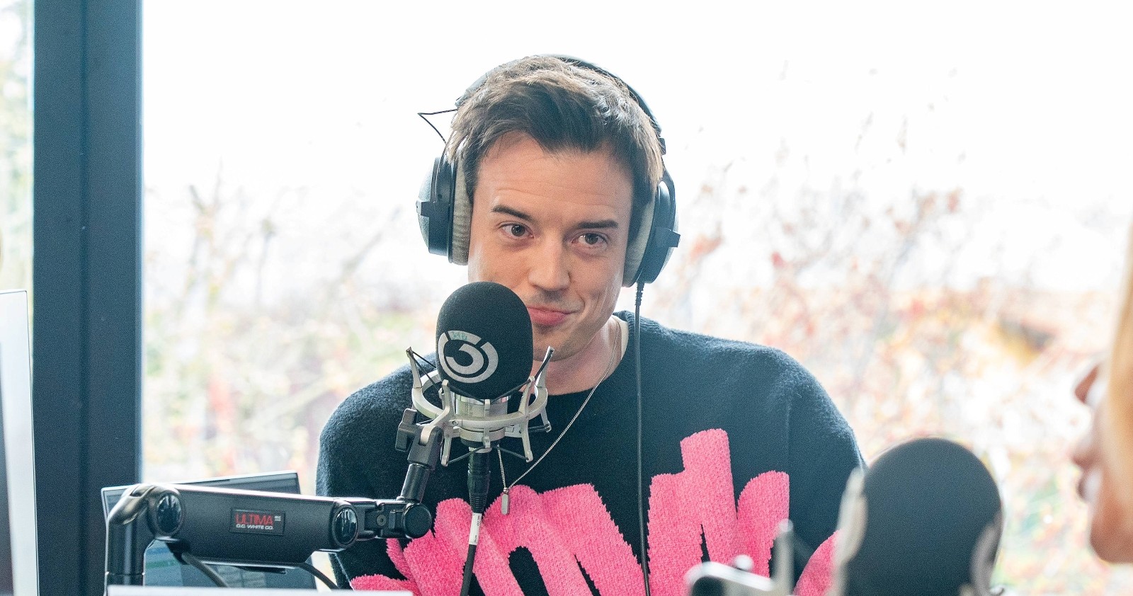 Philipp HANSA hinter dem Mikrofon im ö3 Studio.
