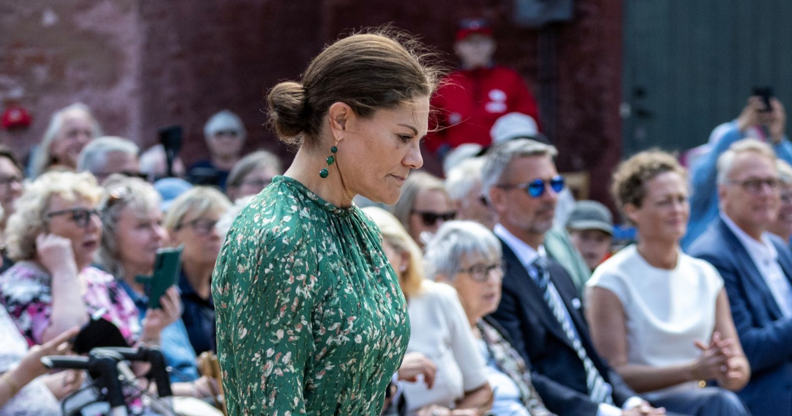 Kronprinzessin Victoria von Schweden schaut mit glänzenden, feuchten Augen und einem emotionalen Gesichtsausdruck auf den Boden