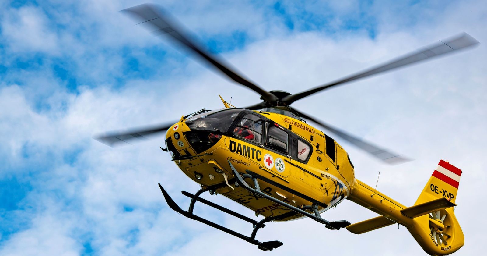 Ein Rettungshubschrauber fliegt in der Luft