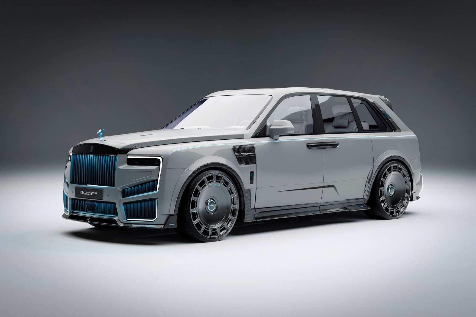 Grauer Rolls-Royce Cullinan mit Mansory-Tuning in einer Studioaufnahme.