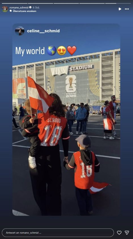 Romano Schmid Frau Celine Schmid geht mit den beiden Kindern zur WM 2026 ins Stadion. Die Familie trägt Schmid-Trikots mit der Nummer 18 und Österreich-Fahnen, um den ÖFB-Star zu unterstützen.