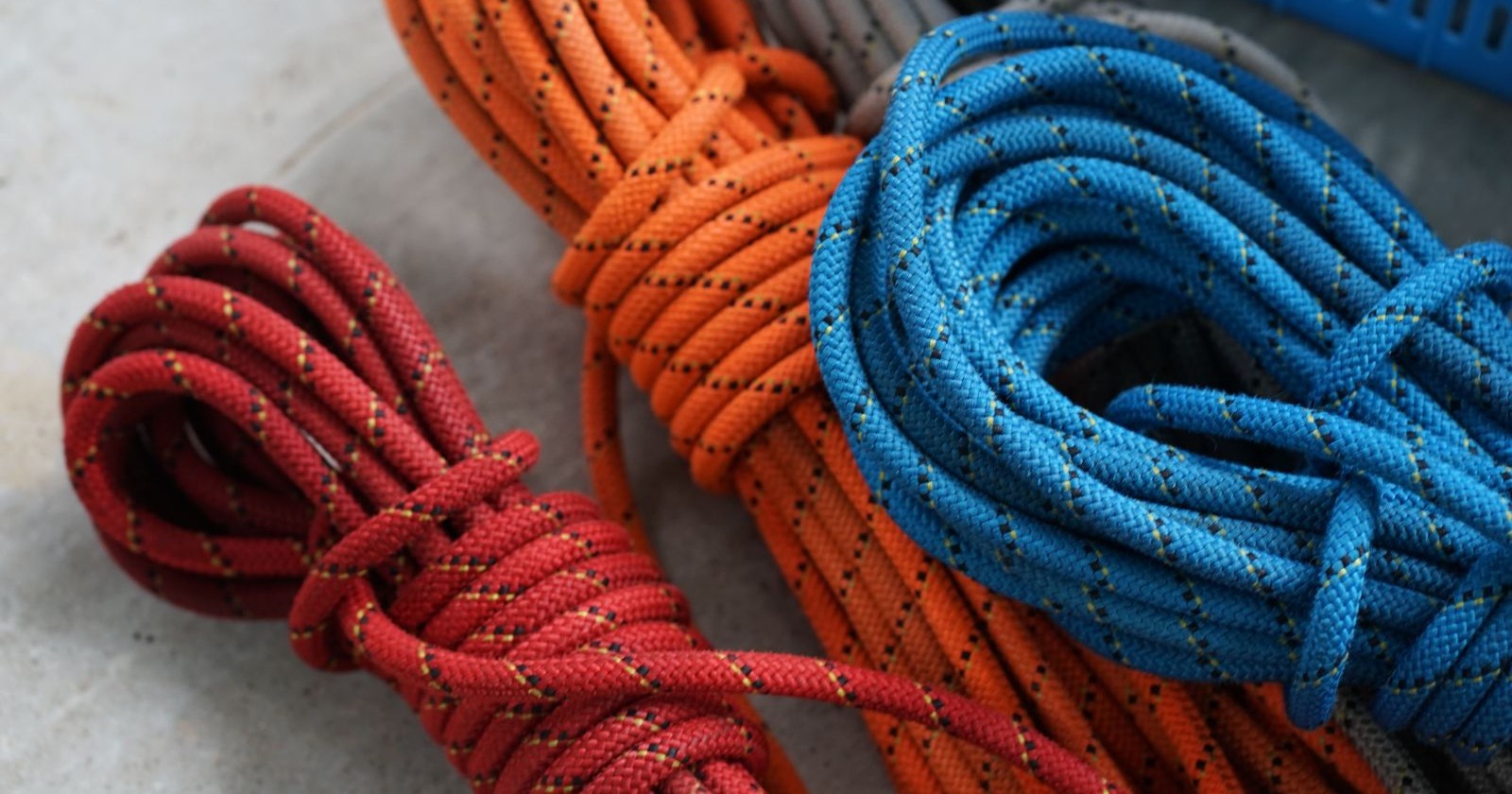 Zusammengerollte Seile beim Rope Jumping. Tödlicher Rope-Jumping-Unfall in Brasilien: Eine 21-jährige Studentin stürzte rund 40 Meter in die Tiefe, nachdem sie offenbar nicht mit dem Sicherungsseil verbunden worden war.