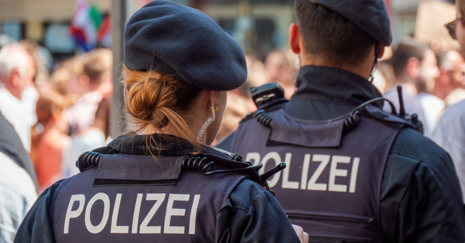 Polizeibeamte im Einsatz bei einer Suchaktion nach einem vermissten Säugling in Renningen