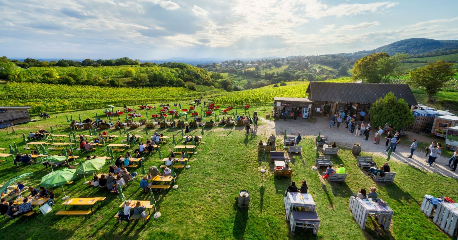 Schanigarten: Der preisgekrönte Mayer am Nussberg in Wien mit weitläufigem Gastgarten zwischen den Weinbergen und Panoramablick über die Stadt.