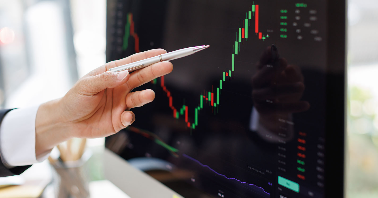 Hand die auf eine Grafik zeigt | Credit: David Gyung/Shutterstock