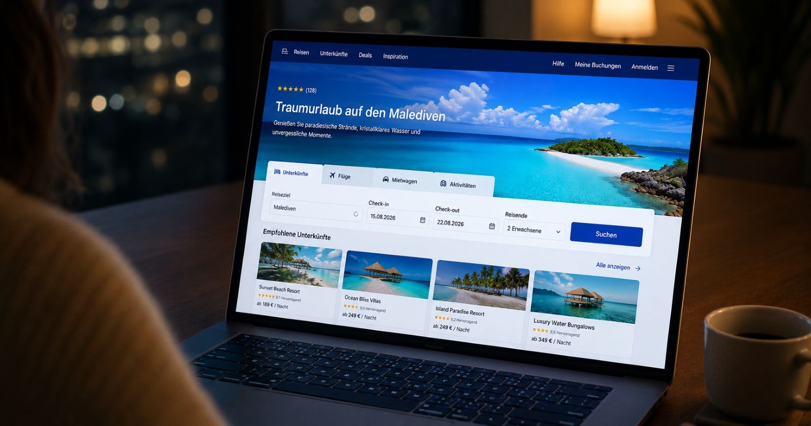 Urlaub buchen Laptop Malediven Vorfreude glücklich Planungsphase Reise buchen Bildschirm Meer