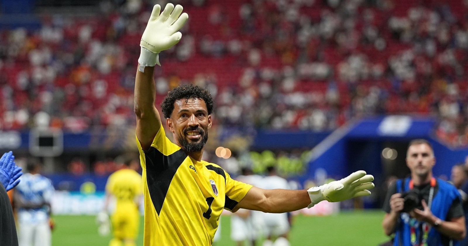 Viel umjubelt: Torhüter Vozinha nach dem Spiel gegen Spanien.