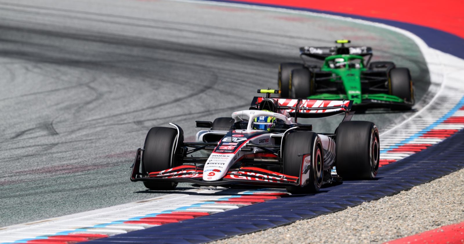 Formel-1-Autos beim Rennen in Spielberg bei extremer Hitze – neue FIA-Regel mit Hitzealarm und Kühlungssystemen im Fokus