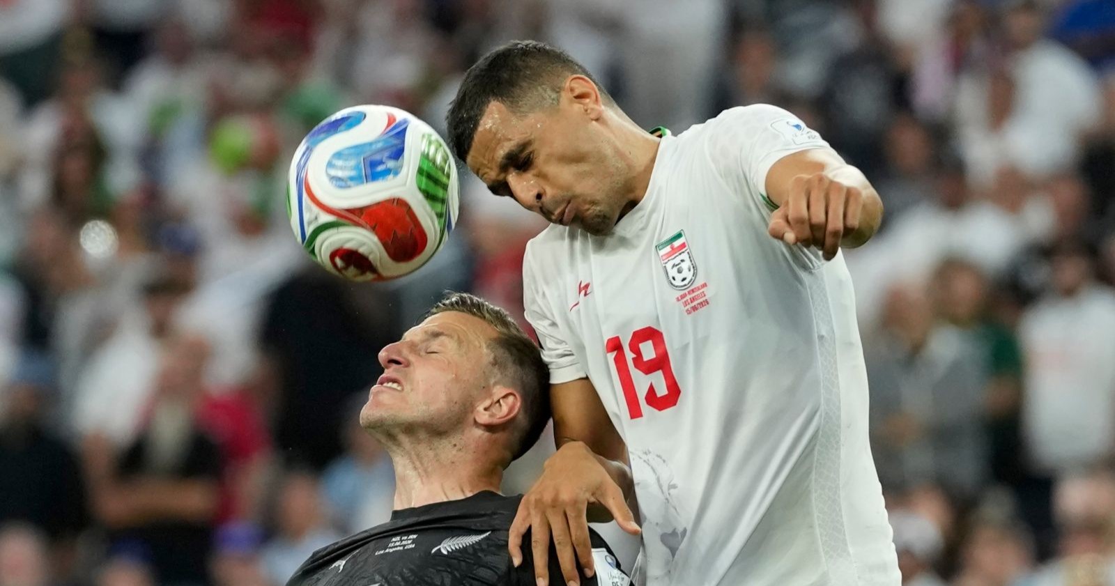 Iran gegen Neuseeland Zweikampf WM 2026 Gruppenspiel Kopfballduell