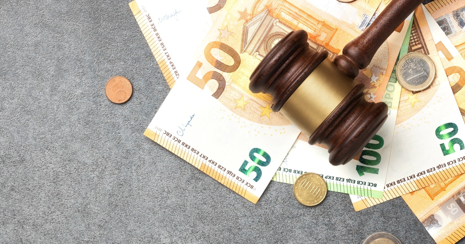 Hölzerner Richter, der auf grauem, strukturiertem Hintergrund Euro-Banknoten und -Münzen schuf, als Symbol für unerlaubtes Pflücken von Obst.