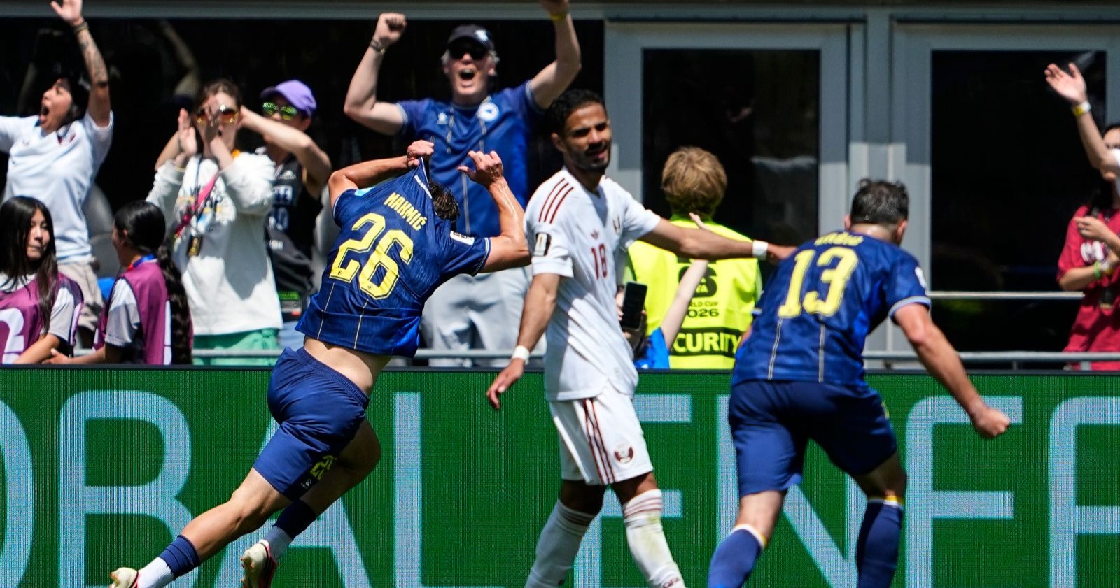 Spieler jubeln nach Abpfiff bei der WM 2026 während Entscheidung in der Tabelle der Gruppendritten