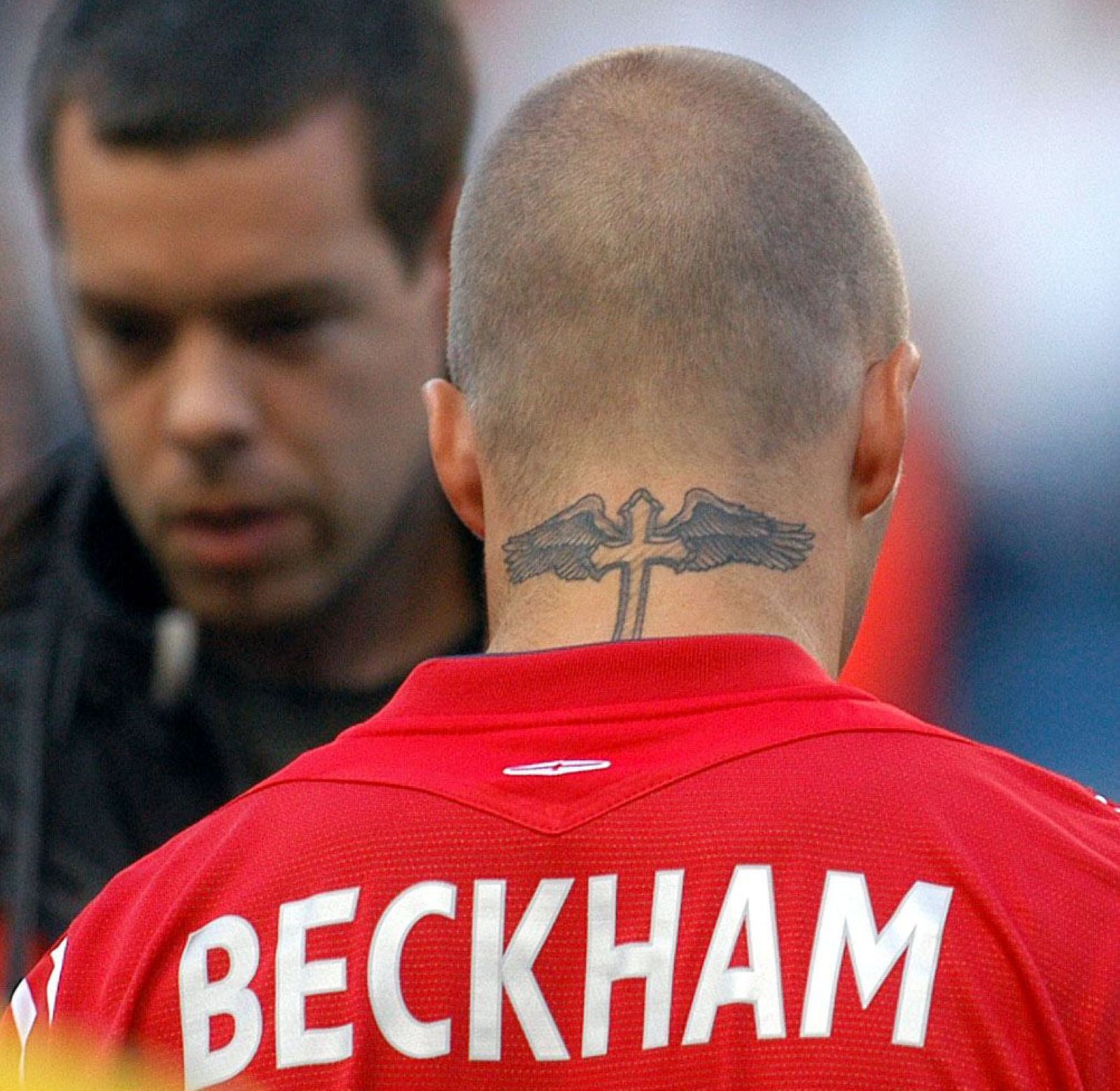 David Beckham Tattoo Nacken Kreuz Flügel Fußball tätowiert Trend Profis