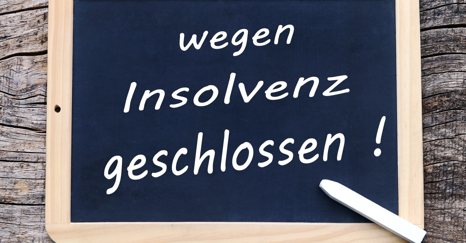 Eine Tafel mit der Inschrift wegen Insolvenz geschlossen Übersetzung: Wegen Insolvenz geschlossen.