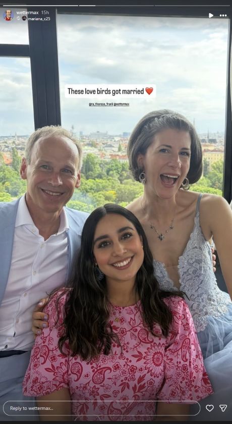 Therese Frank Marcus Wadsak bei ihrer Hochzeit im Wiener Riesenrad. Das frisch vermählte Brautpaar posiert gemeinsam mit einem Hochzeitsgast vor der Wiener Skyline und strahlt in die Kamera.