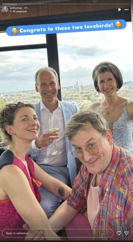 Therese Frank Marcus Wadsak feiern ihre Hochzeit im Wiener Riesenrad gemeinsam mit Freunden. Das Brautpaar posiert mit Hochzeitsgästen vor der Wiener Skyline und genießt die Feier in festlicher Atmosphäre.