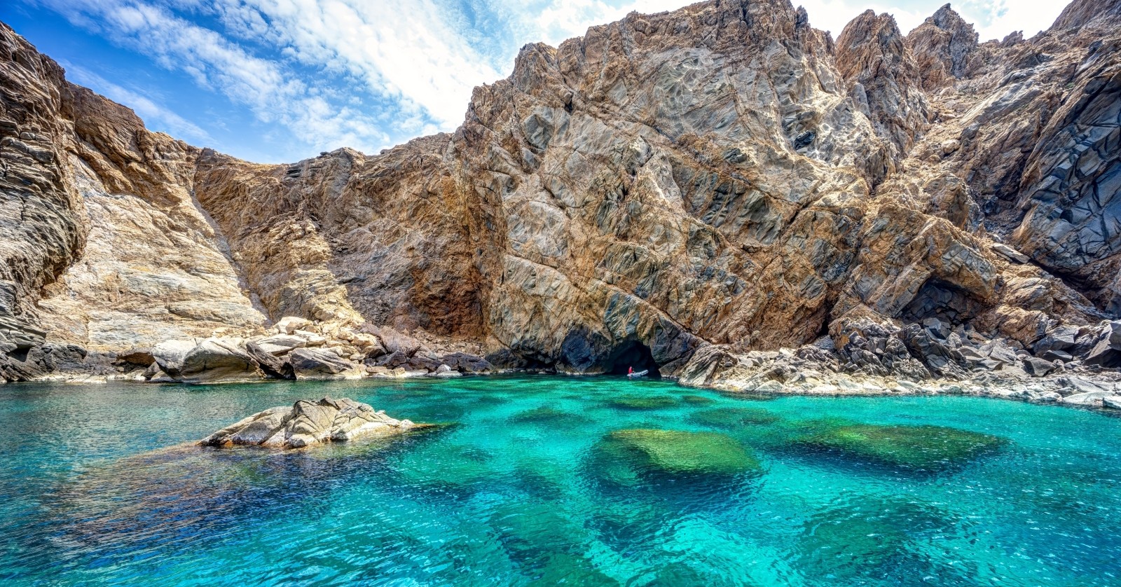 Türkisblaues, transparentes Meereswasser auf der Insel Tinos, Griechenland.