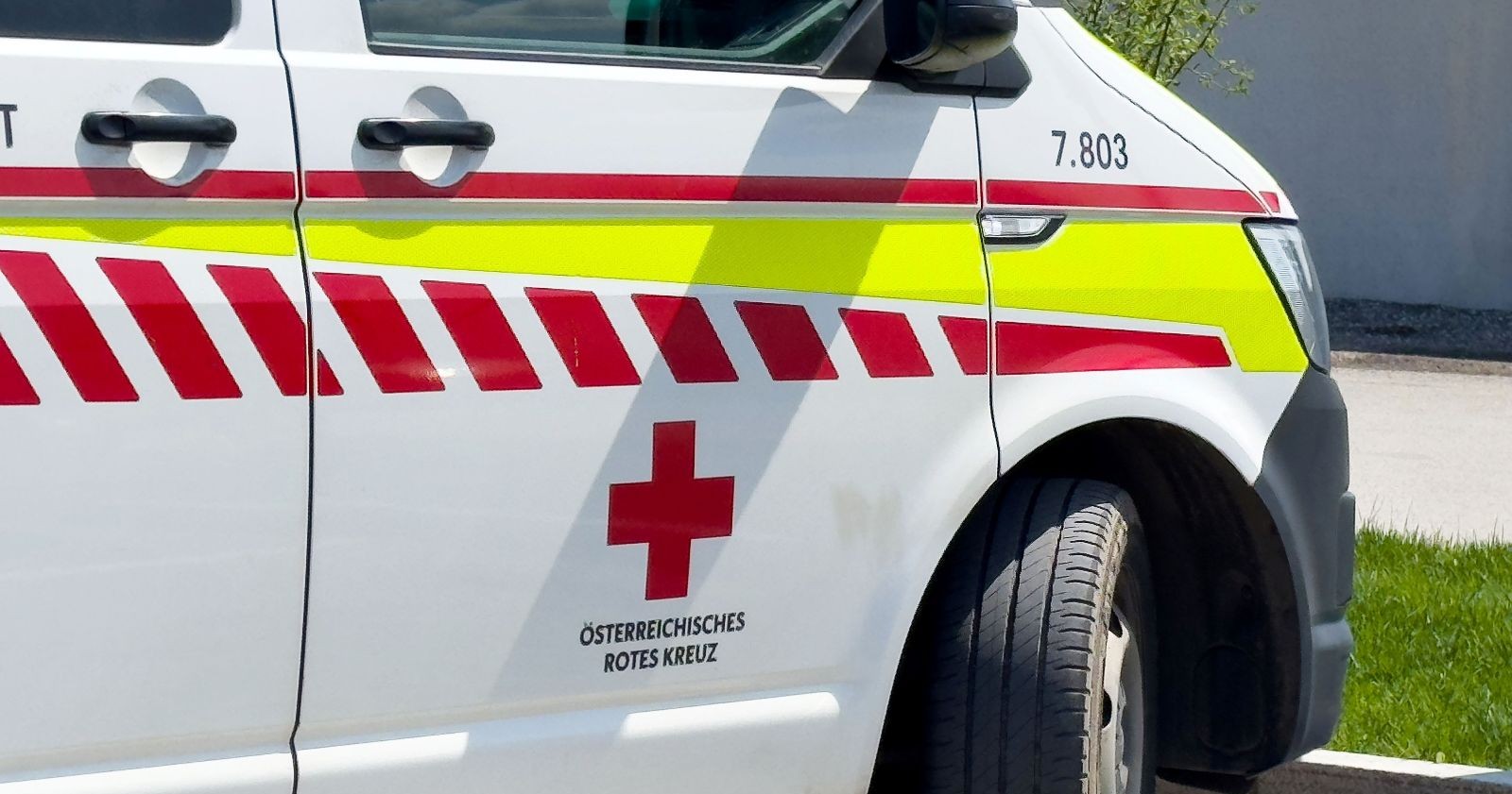 Außenansicht eines österreichischen Rettungswagens