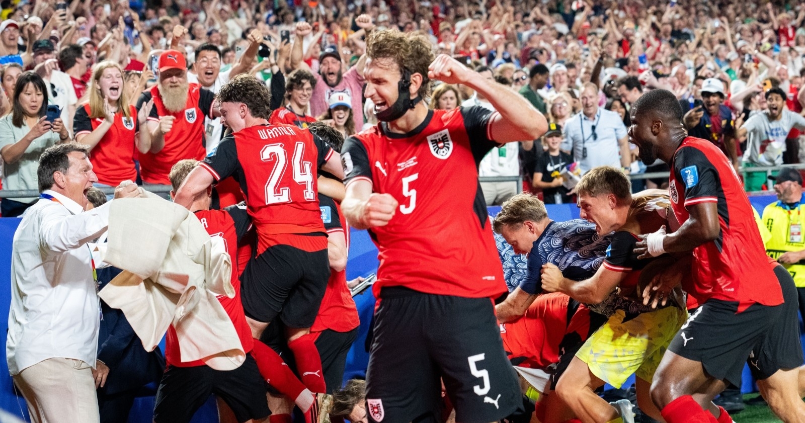 Teamspieler vom ÖFB Team am jubeln nach dem Ausgleich in der 96. Minute gegen Algerien.