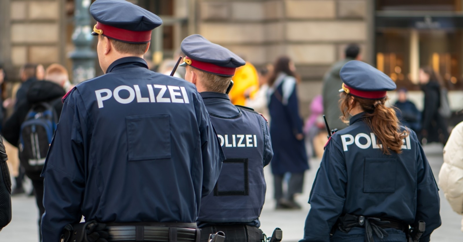 Österreichische Polizeibeamte patrouillieren während ihres Einsatzes.