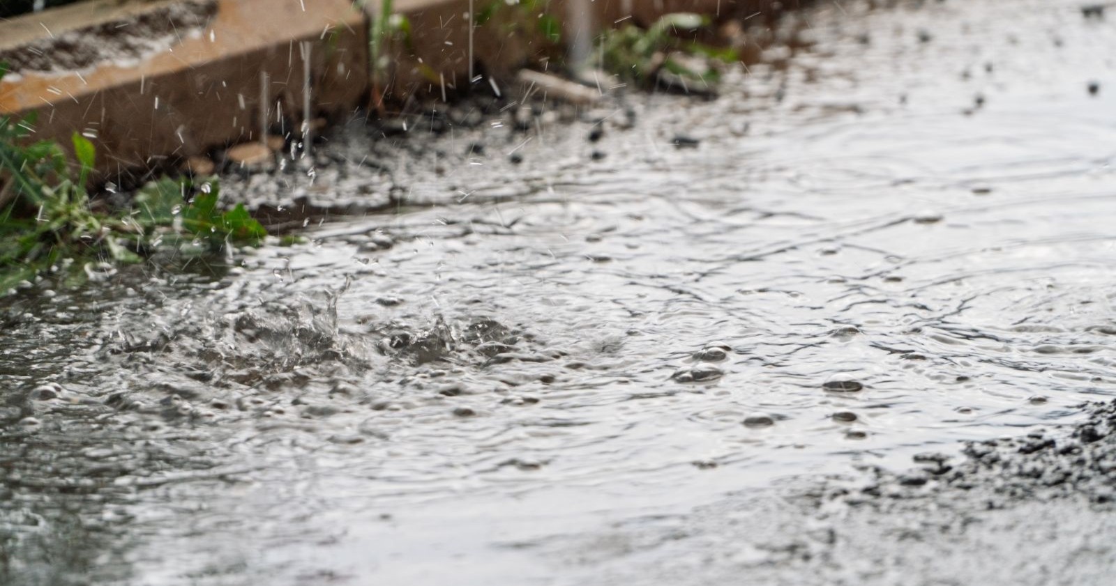 Starkregen verursacht Überschwemmung auf Straße in Kärnten während Unwetter