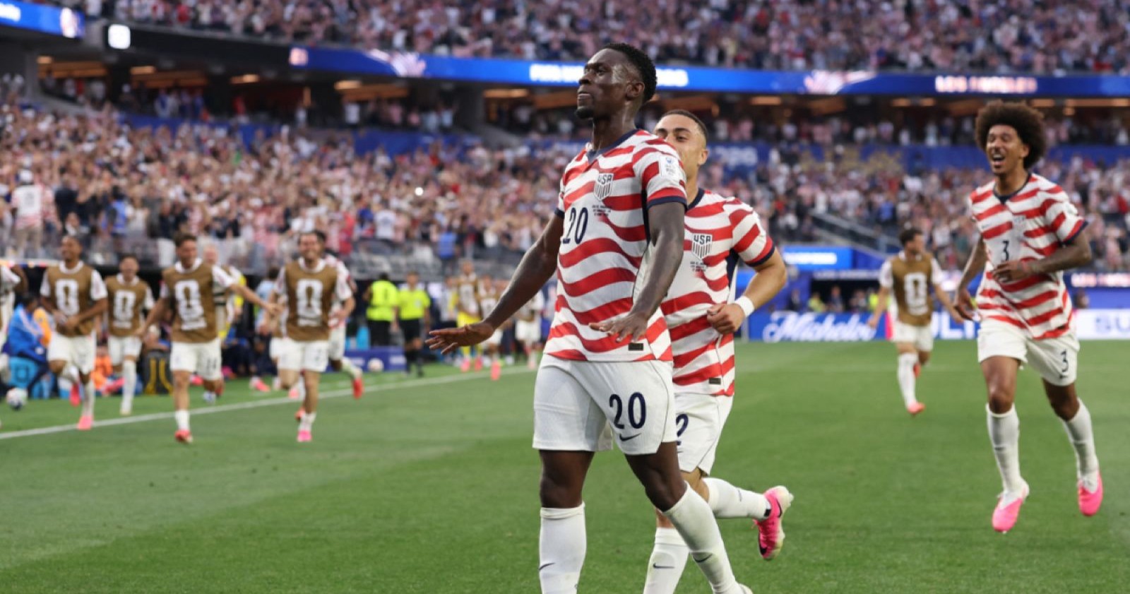 USA Spieler feiern Tor bei WM 2026 gegen Paraguay im Stadion von Los Angeles