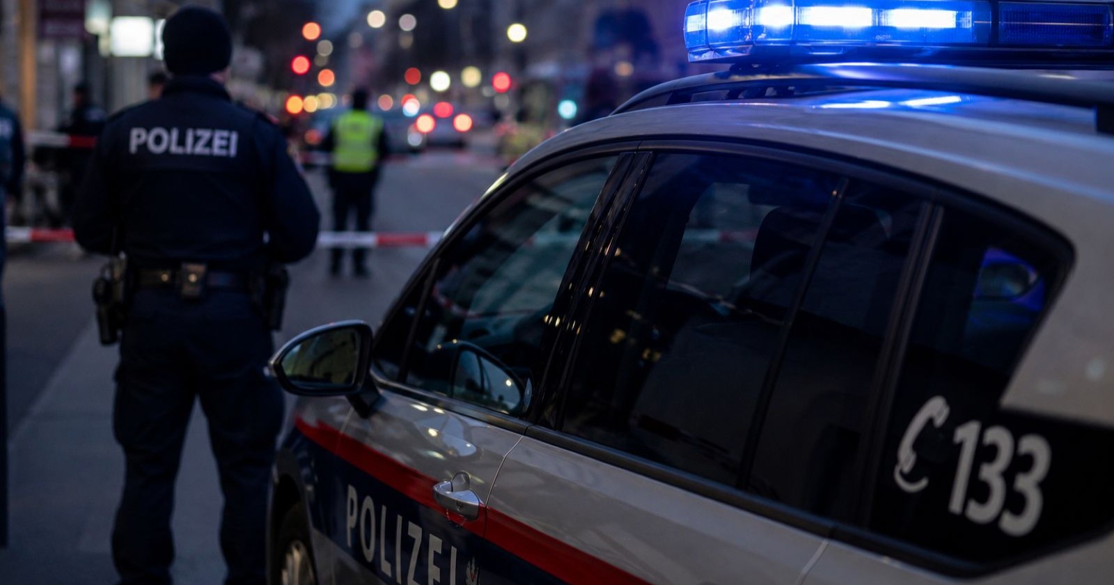 Polizeiauto mit Blaulicht bei Suche nach Vermissten in Wien nach Vermisstenanzeige