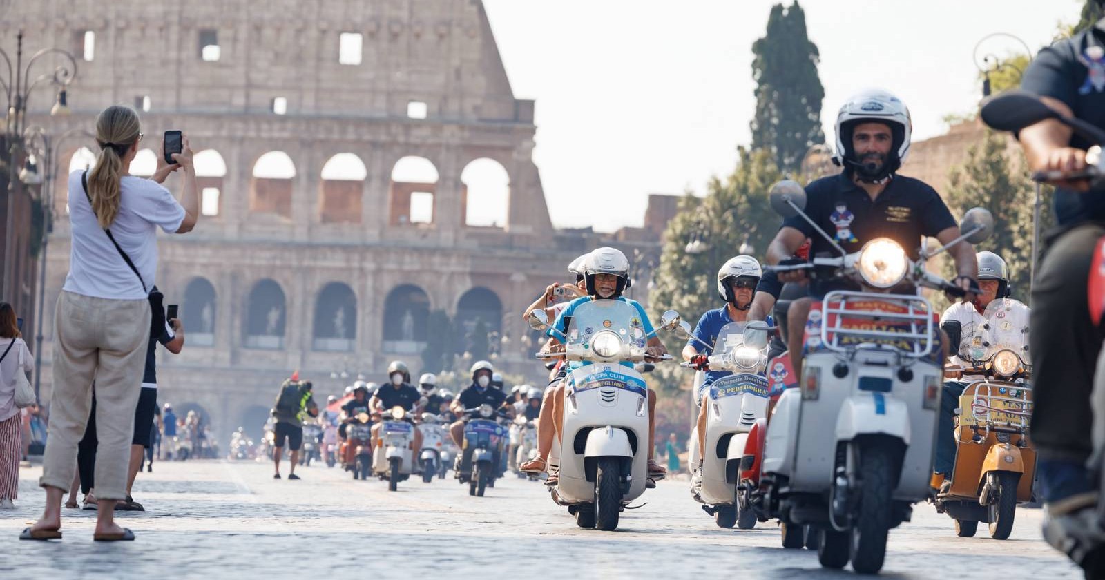 Viele Vespa-Fahrer vor dem Kolosseum im Rom