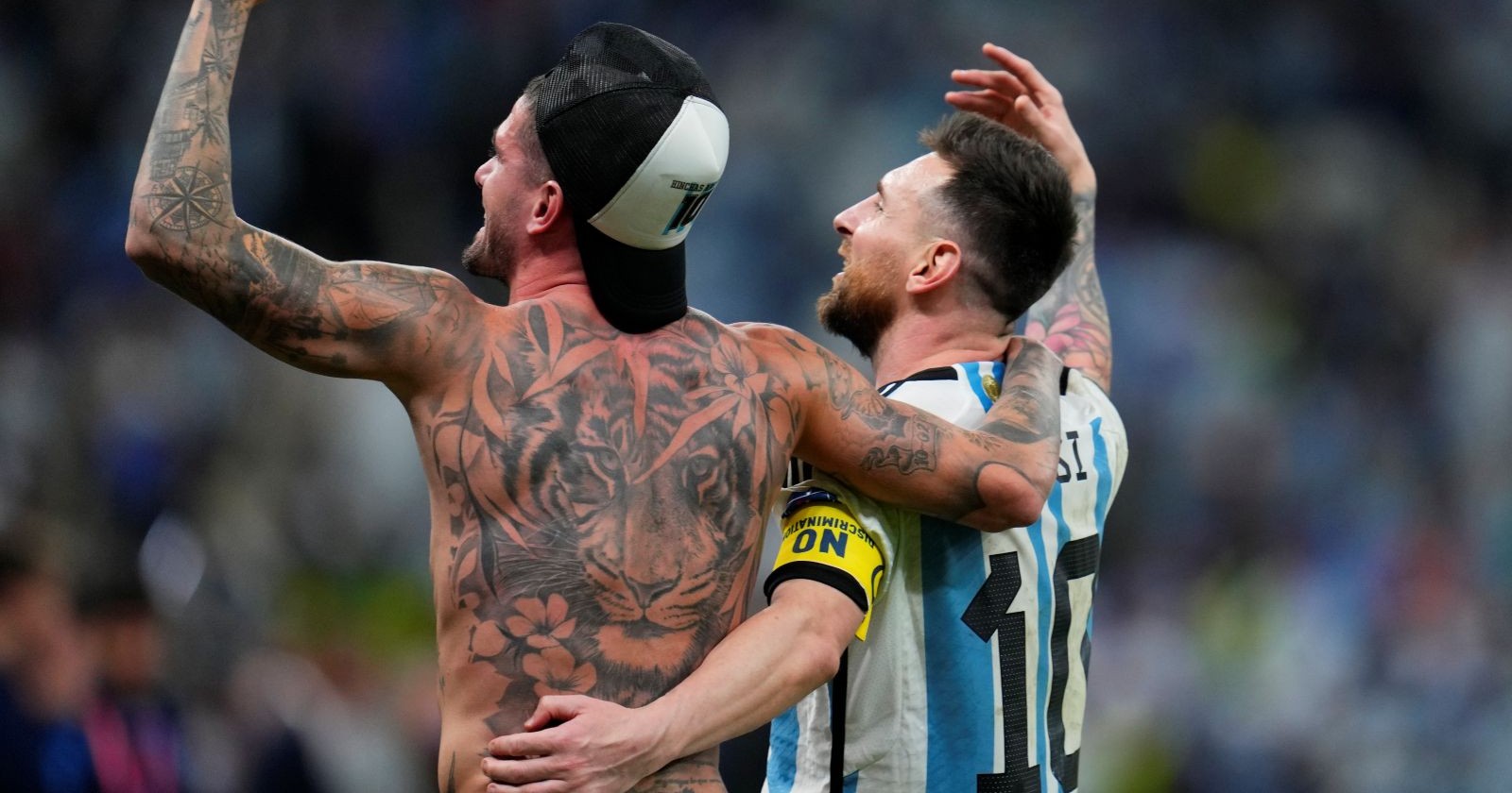 Fußballer Tattoo Rücken groß Messi Teamkollege Jubel moderner Fußball tätowiert Rodrigo de Paul Argentinien